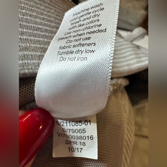 Athleta Women’s Modern Metro Gray Striped Shorts XS - Picture 7 of 7